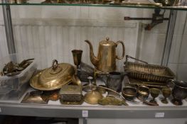 A quantity of plated items.