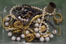 A box of bijouterie.