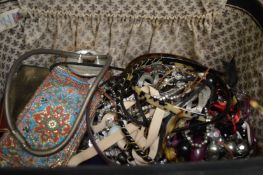 A vanity box containing bijouterie.