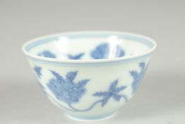 A CHINESE BLUE AND WHITE PORCELAIN CUP, 8cm diameter.