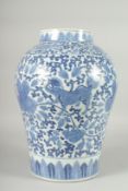 A LARGE CHINESE BLUE AND WHITE PORCELAIN VASE, painted with foo dogs and large flower heads with
