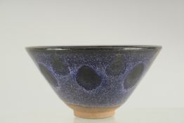 A SMALL CHINESE GLAZED POTTERY BOWL, 12cm diameter.