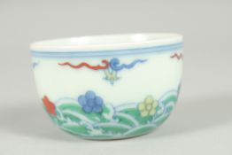 A CHINESE DOUCAI PORCELAIN CUP, 7cm diameter.