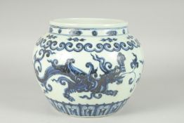 A CHINESE BLUE AND WHITE PORCELAIN 'KUI DRAGON' JAR, 19.5cm high.