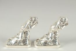 A PAIR OF DECO STYLE FROG SALT AND PEPPERS. 3ins high.