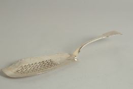 A GEORGE IV SILVER FIDDLE PATTERN FISH SLICE. London 1825. Maker: W. K.
