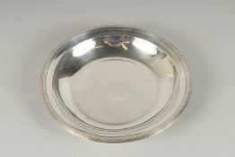 A .950 STANDARD SILVER CIRCULAR DISH. 10ins diameter. Weight: 15ozs