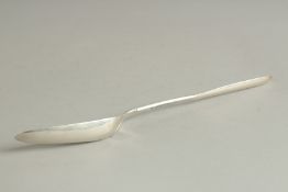 A GEORGE III SILVER MARROW SCOOP. London 1774. Maker: Thomas Chawner.