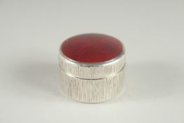 A SMALL GERRARD BENNY CIRCULAR PILL BOX 1.25ins diameter with red enamel top. London 1989.