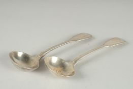 A PAIR OF WILLIAM IV SILVER FIDDLE AND THREAD SAUCE LADELS. London 1834.
