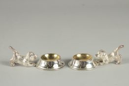 A SMALL PAIR OF SILVER PLATED PUPPY WITH A BOWL SALTS. 4ins.
