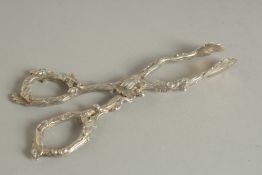 A GOOD PAIR OF VICTORIAN CAST SILVER SUGAR NIPS. London 1872. Maker: George ANGEL.