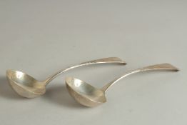 A PAIR OF GEORGE III SILVER SAUCE LADLES. London 1816. Maker: William Eley & William Fearn.