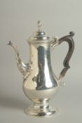 A GOOD GEORGE III SILVER COFFEE POT engraved with a period crest. London 1775. Maker: JOHN KING.