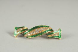 A GOOD ANTIQUE GOLD GREEN EMERALD AND DIAMOND BAR BROOCH.