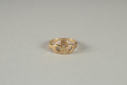 A 9CT GOLD CLADDAGH RING.