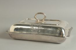 A GOOD WILLIAM IV SILVER ENTRÉE DISH, COVER AND HANDLE,CRESTED. London 1836. Maker: J.& J. ALDOUS,