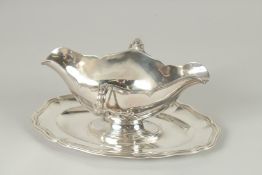A GOOD DOUBLE LIPPED TWO HANDLED SAUCE BOAT on a stand. Weight: 20ozs.