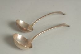 A PAIR OF GEORGE III SILVER SAUCE LADLES. London 1805. Maker: Ilias
