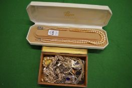 A pearl necklace and items of bijouterie.