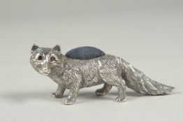 A silver fox pin cushion, 6cm.