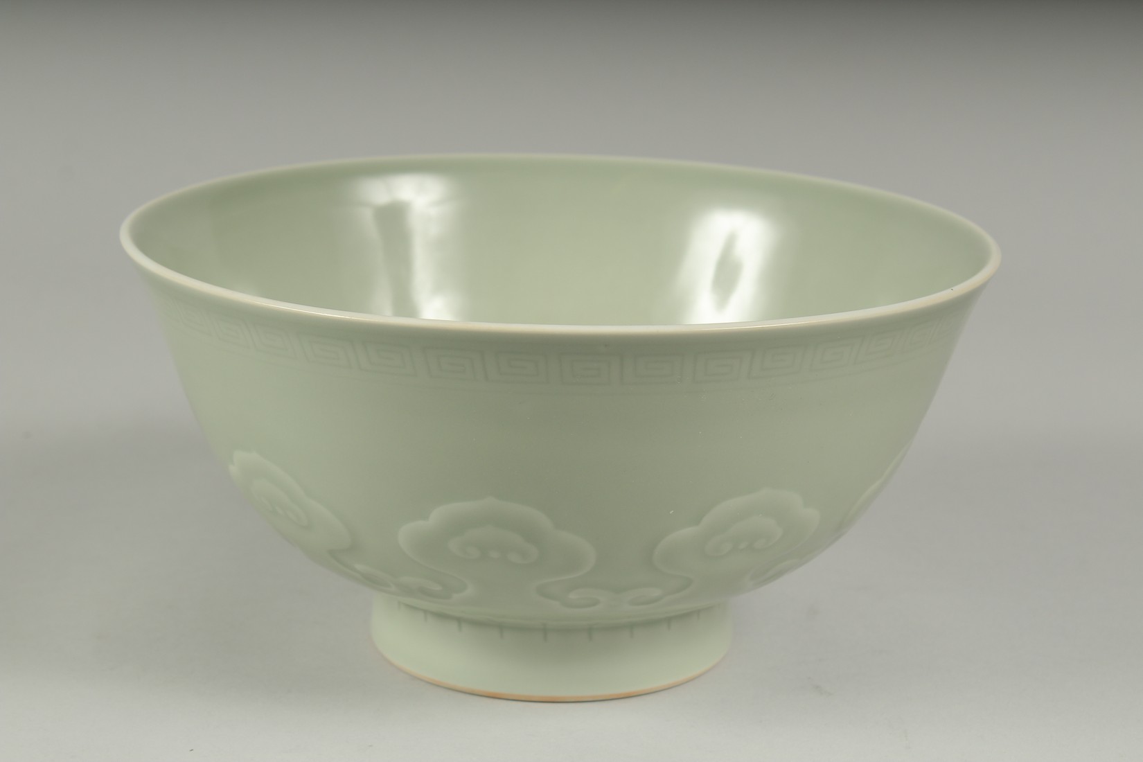 A LARGE CHINESE CELADON GLAZE PORCELAIN BOWL - POSSIBLY REPUBLIC PERIOD, the exterior with a band of - Image 3 of 6