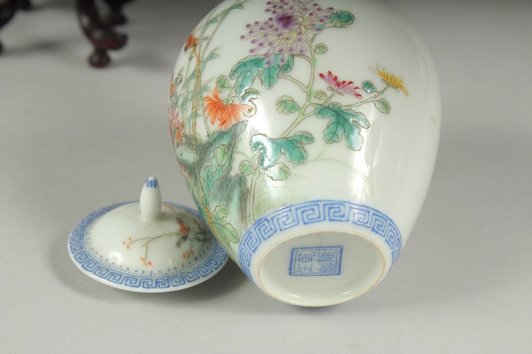 A SMALL CHINESE REPUBLIC PERIOD PORCELAIN JAR AND COVER, on a fitted wooden stand, painted with - Image 5 of 5