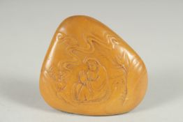 A CHINESE QING DYNASTY CARVED YELLOW STONE PEBBLE, 6.5cm wide.