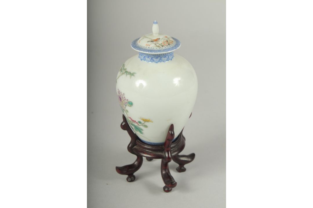 A SMALL CHINESE REPUBLIC PERIOD PORCELAIN JAR AND COVER, on a fitted wooden stand, painted with - Image 3 of 5