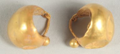 A PAIR OF BYZANTINE GOLD EARRINGS.