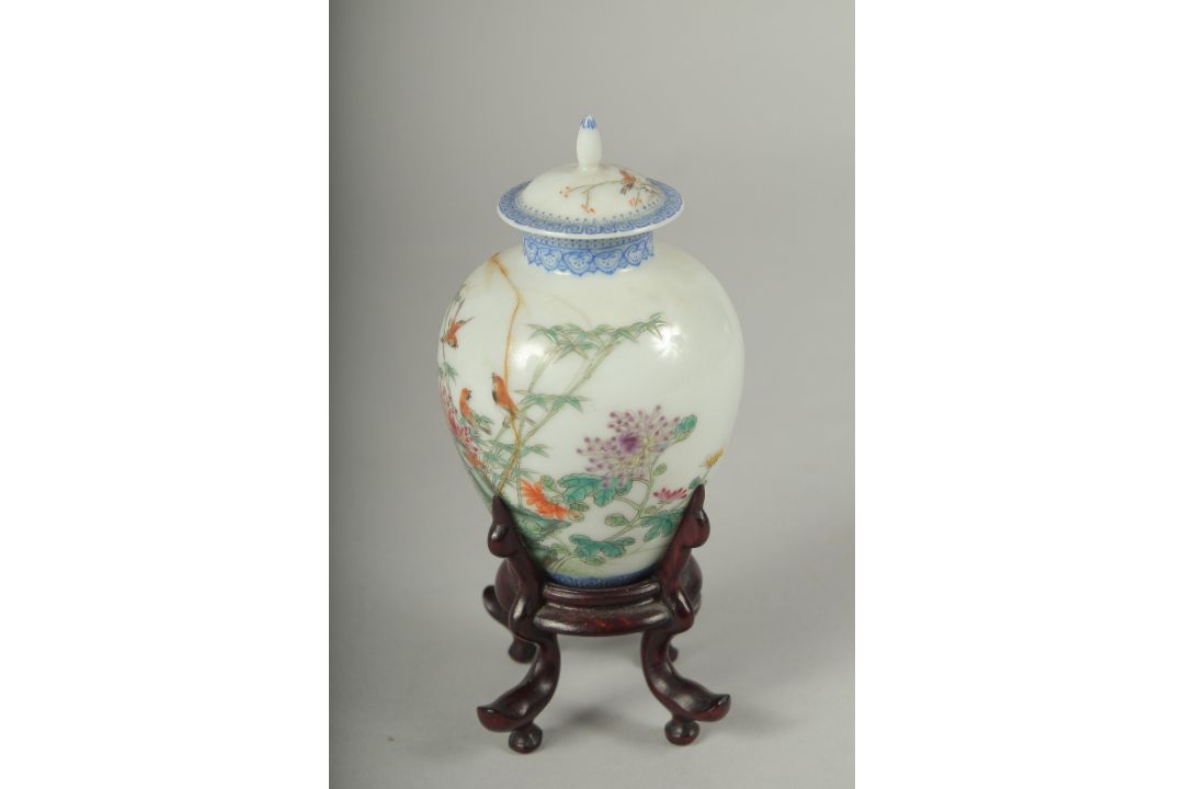 A SMALL CHINESE REPUBLIC PERIOD PORCELAIN JAR AND COVER, on a fitted wooden stand, painted with - Image 4 of 5