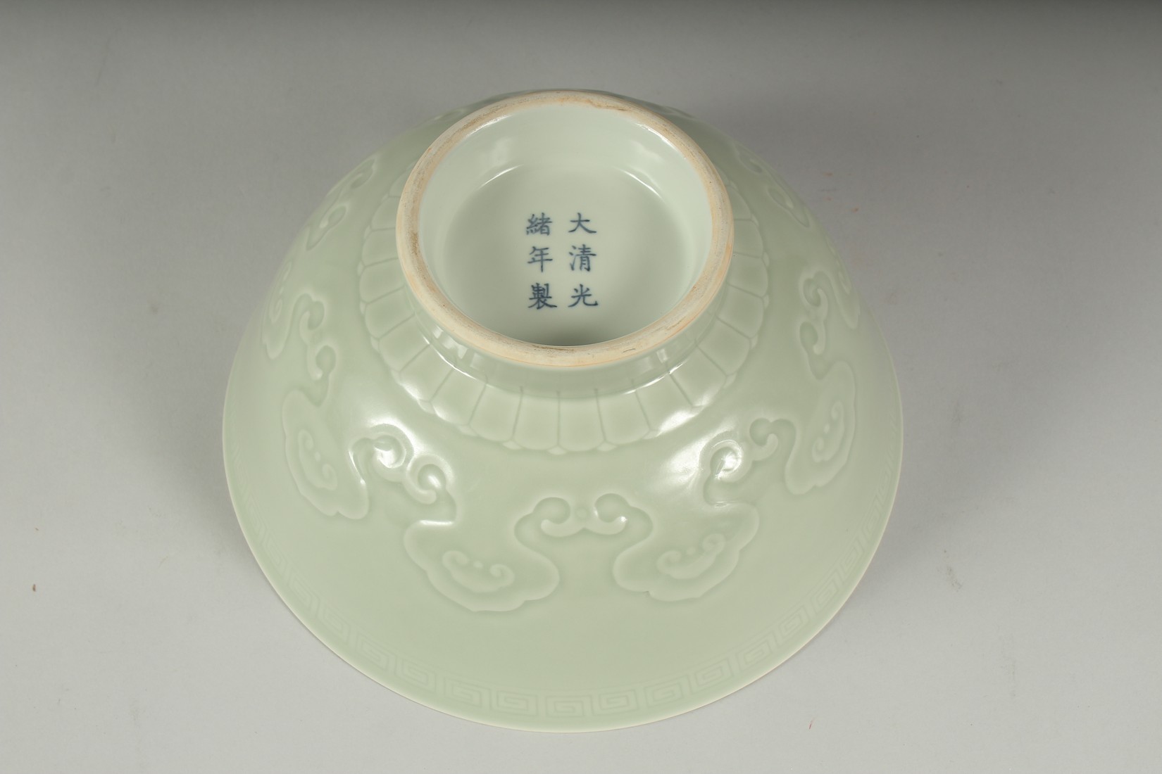 A LARGE CHINESE CELADON GLAZE PORCELAIN BOWL - POSSIBLY REPUBLIC PERIOD, the exterior with a band of - Image 5 of 6