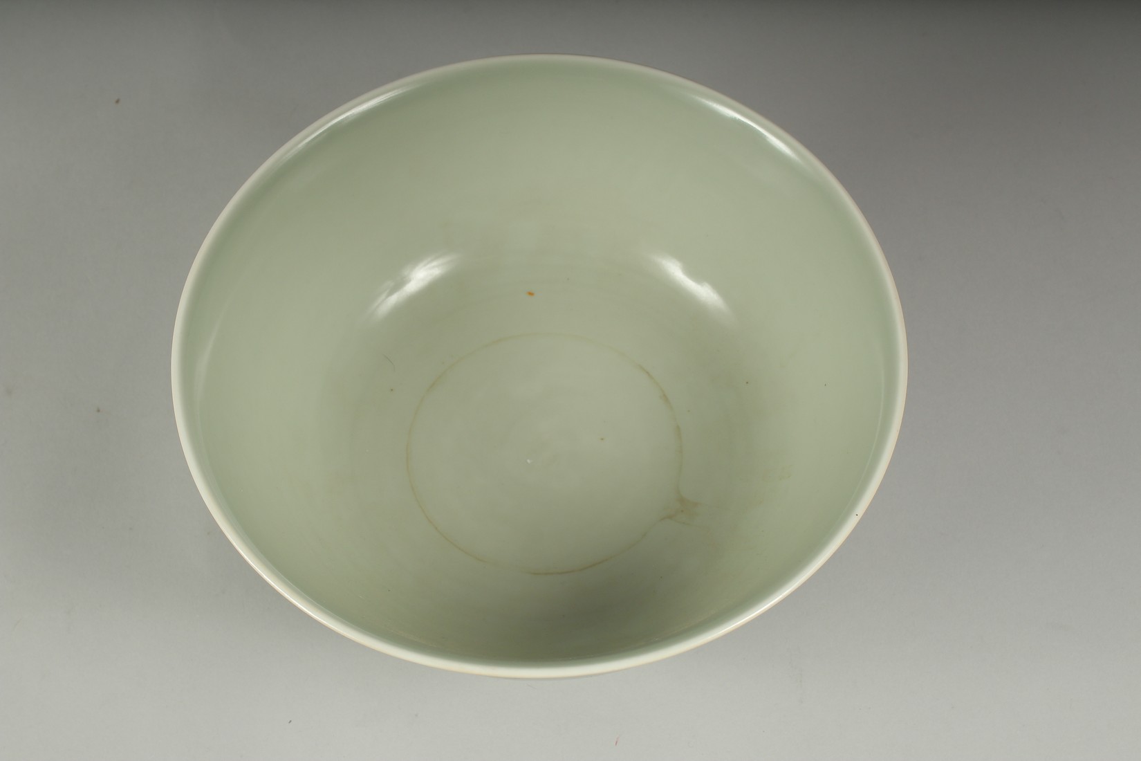 A LARGE CHINESE CELADON GLAZE PORCELAIN BOWL - POSSIBLY REPUBLIC PERIOD, the exterior with a band of - Image 4 of 6