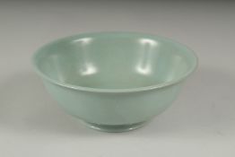 A CHINESE CELADON GLAZE PORCELAIN BOWL, 17cm diameter.