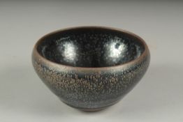 A CHINESE JIZHOU WARE GLAZED POTTERY BOWL, 11cm diameter.