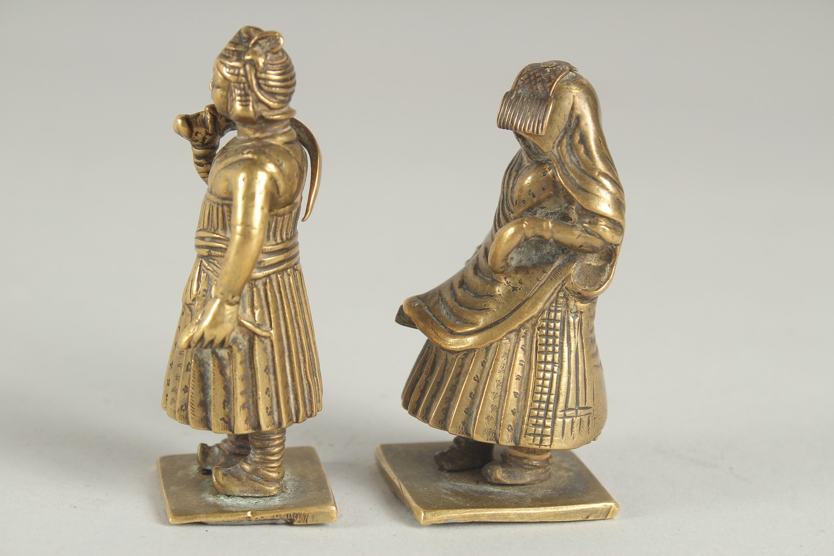 TWO EARLY 19TH CENTURY INDIAN BRASS CHESS PIECES, of a male and female, tallest 7cm high. - Image 4 of 8