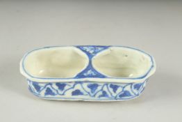 A 17TH CENTURY PERSIAN SAFAVID GLAZED POTTERY DOUBLE COMPARTMENT VESSEL, 10cm long.