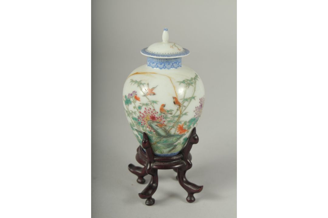 A SMALL CHINESE REPUBLIC PERIOD PORCELAIN JAR AND COVER, on a fitted wooden stand, painted with - Image 1 of 5