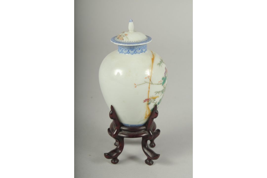 A SMALL CHINESE REPUBLIC PERIOD PORCELAIN JAR AND COVER, on a fitted wooden stand, painted with - Image 2 of 5