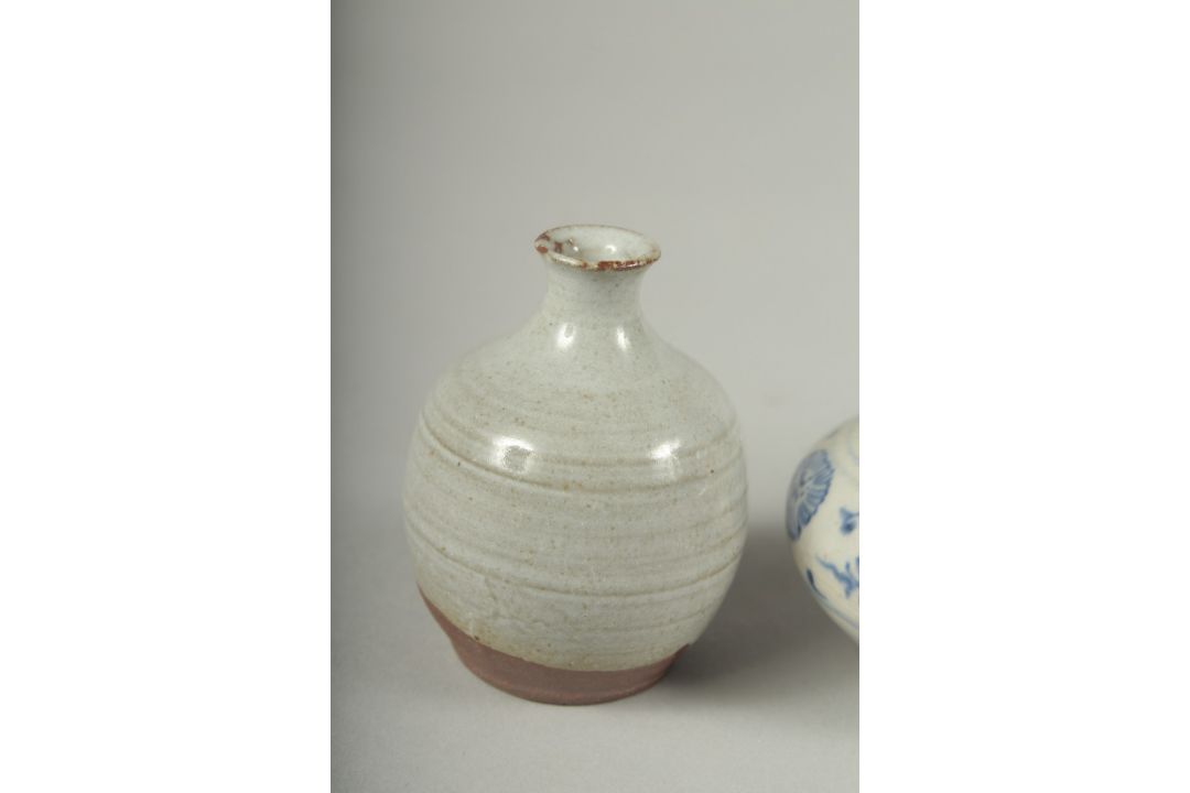 FOUR CHINESE MINIATURE POTTERY PIECES, including a small Hoi An Hoard shipwreck cargo pot, a famille - Image 2 of 6