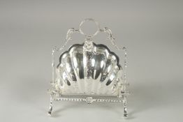 A SILVER PLATED SHELL DESIGN CHEESE AND BISCUIT BOX.