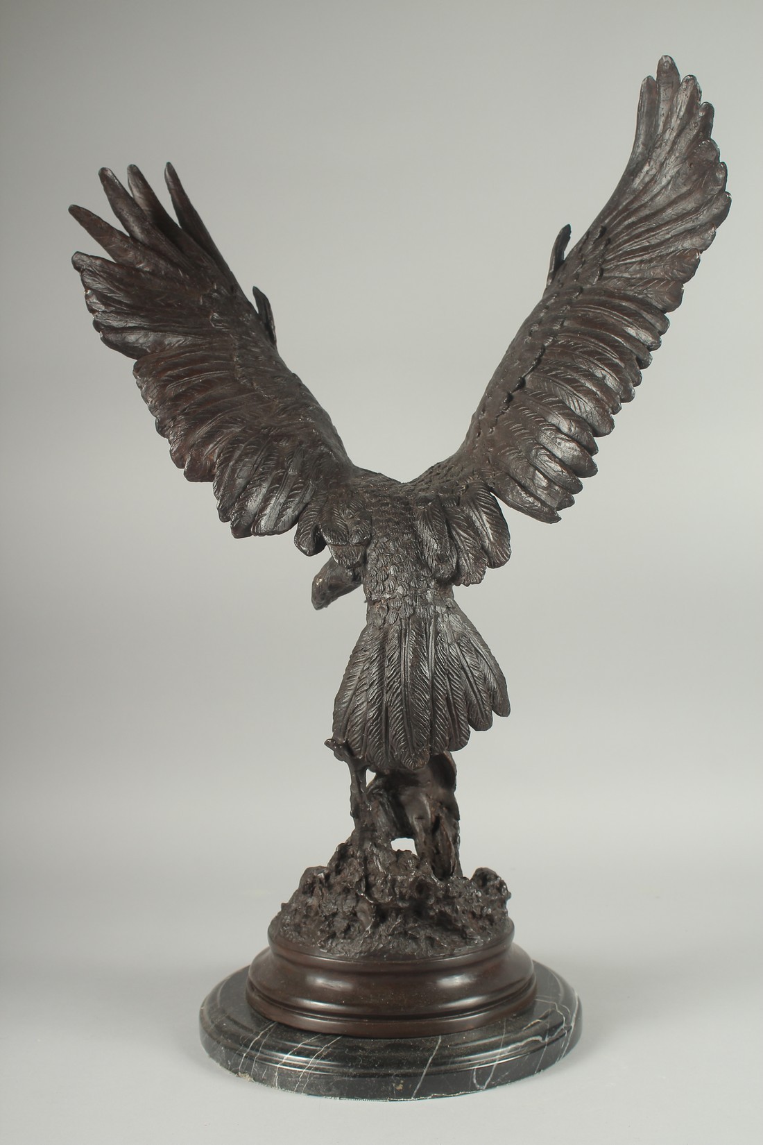 JULES MOIGNEZ (1815 - 1894). A SUPERB BRONZE OF AN EAGLE, WINGS OUTSTRETCHED with prey in it's claw. - Image 4 of 6