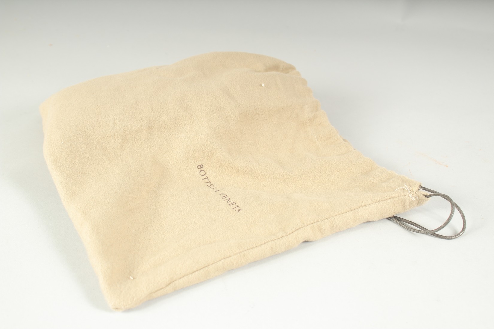 BOTTEGA VENETO. A BLACK AND GILT WOVEN CLUTCH BAG. 9.5ins long. - Image 5 of 5