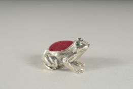 A SILVER FROG PIN CUSHION. 2.5cm.