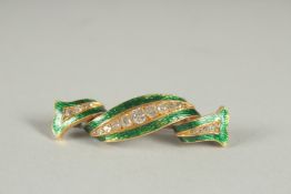 A GOOD ANTIQUE GOLD GREEN EMERALD AND DIAMOND BAR BROOCH.
