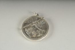 A SILVER GOLFING CIRCULAR VESTA CASE. 3.5cm.
