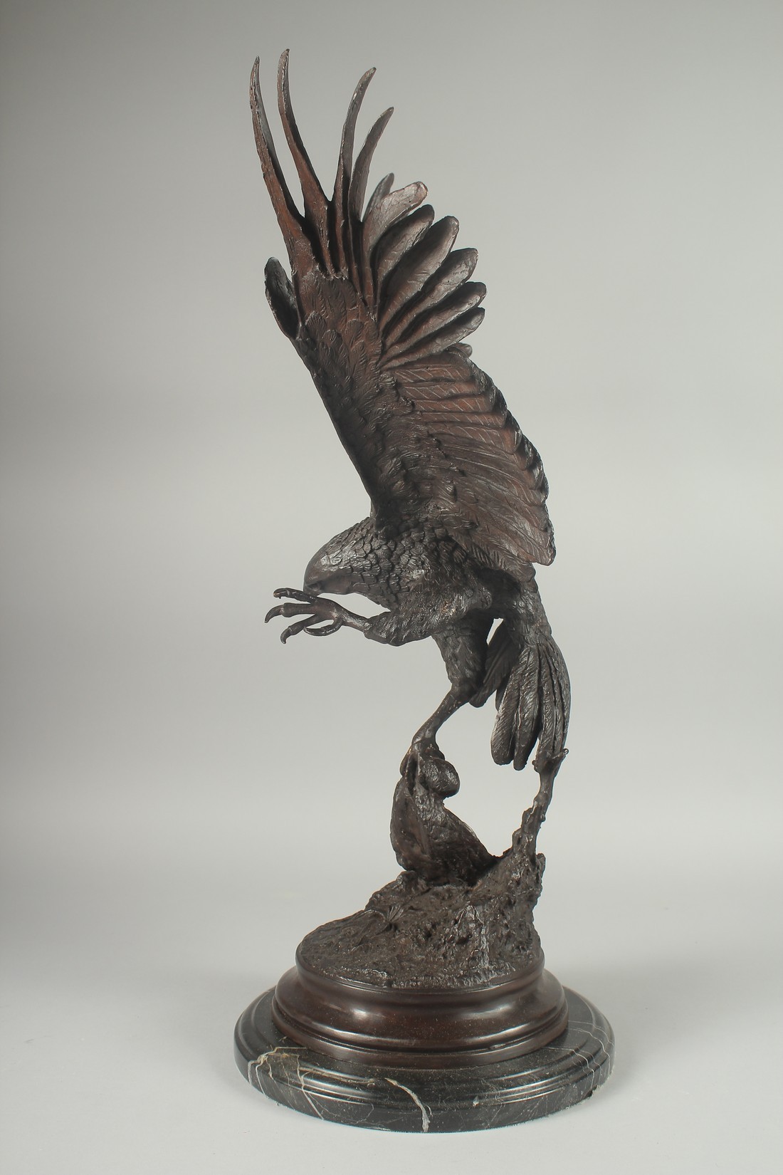 JULES MOIGNEZ (1815 - 1894). A SUPERB BRONZE OF AN EAGLE, WINGS OUTSTRETCHED with prey in it's claw. - Image 5 of 6