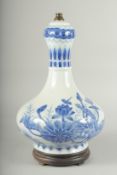 A BLUE AND WHITE PORCELAIN BULBOUS LAMP.