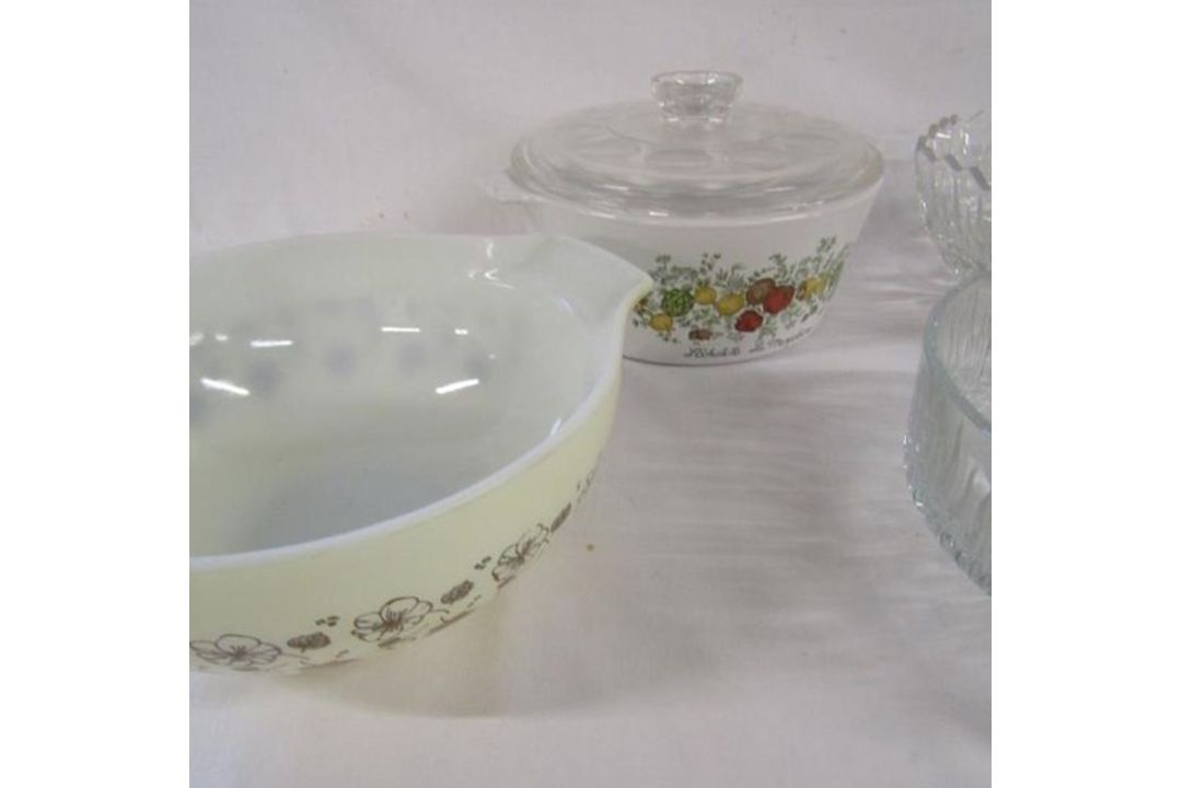Collection of glass bowls, orange Carnival ware bowl and vintage cooking bowls and pan - Image 2 of 4