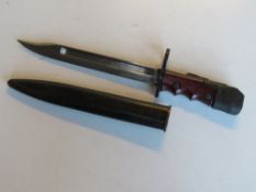 A WWII era British No7 MK1/L Bayonet & Scabbard, marked NE7 MK.1/L to blade.